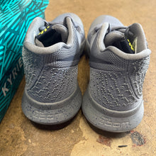 Load image into Gallery viewer, Nike Kyrie Cool Grey 3s Size 8
