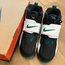Load image into Gallery viewer, Nike Emerald Air Diamond Turfs Size 10

