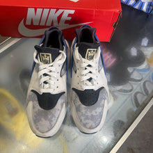 Load image into Gallery viewer, Nike Huaraches Size 8
