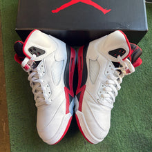 Load image into Gallery viewer, Jordan Fire Red 5s (Black Tongue) Size 8.5
