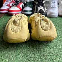 Load image into Gallery viewer, Yeezy Sulfur 450s Size 10
