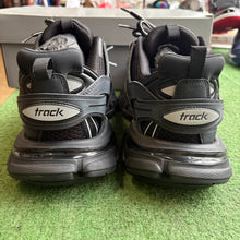 Load image into Gallery viewer, Balenciaga Tracks Size 43
