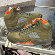 Load image into Gallery viewer, Jordan Olive 5s Size 10
