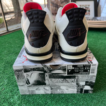 Load image into Gallery viewer, Jordan Flight Club 4s Size 9
