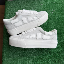 Load image into Gallery viewer, Octavious Marks Skate Shoes Size 7
