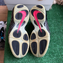 Load image into Gallery viewer, Nike Yeezy Foamposite Pros Size 8
