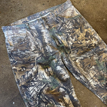 Load image into Gallery viewer, Vintage Wrangler Camo Pants Size 38 x 32
