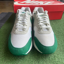 Load image into Gallery viewer, Nike Air Max 1s Size 9
