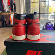 Load image into Gallery viewer, Jordan Banned 1s Size 8.5
