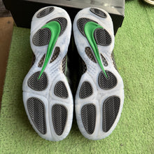 Load image into Gallery viewer, Nike Pine Green Foamposite Pros Size 11.5
