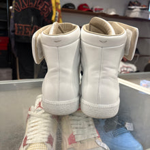 Load image into Gallery viewer, Maison Margiela Futures Size 42
