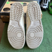 Load image into Gallery viewer, Nike Off White Lot 32 Low Dunks Size 10
