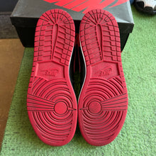 Load image into Gallery viewer, Jordan Bred 1s Size 7Y
