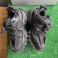 Load image into Gallery viewer, Balenciaga Tracks Size 37
