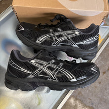 Load image into Gallery viewer, ASICS Black Pure Silver Gel-1130s Size 9.5
