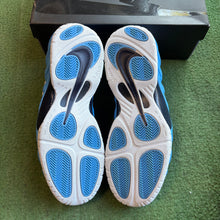 Load image into Gallery viewer, Nike UNC Foamposite Pros Size 13
