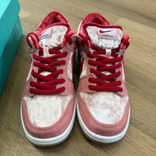 Load image into Gallery viewer, Nike SB Strangelove Low Dunks Size 8

