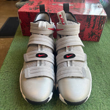 Load image into Gallery viewer, Nike LeBron Soldier 11s Size 8
