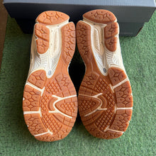 Load image into Gallery viewer, New Balance 2002Rs Size 5.5
