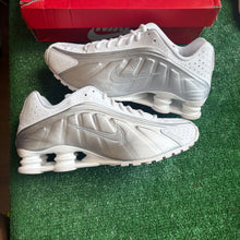 Load image into Gallery viewer, Nike Shox R4 Size 11W/9.5M
