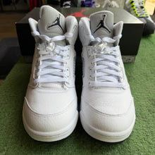 Load image into Gallery viewer, Jordan White Metallic 5s Size 8
