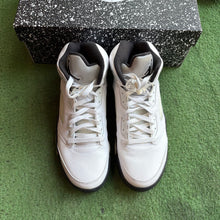 Load image into Gallery viewer, Jordan Reverse Metallic 5s Size 8.5
