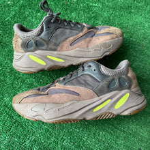 Load image into Gallery viewer, Yeezy Mauve 700s Size 10.5
