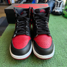 Load image into Gallery viewer, Jordan Bred 1s Size 7Y
