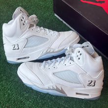 Load image into Gallery viewer, Jordan White Metallic 5s Size 9
