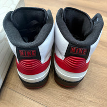 Load image into Gallery viewer, Jordan Chicago 2s Size 9
