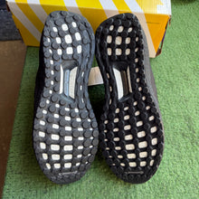Load image into Gallery viewer, Adidas Ultraboosts Size 8
