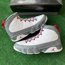 Load image into Gallery viewer, Jordan Fire Red 9s Size 14
