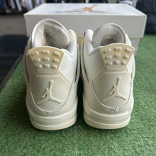 Load image into Gallery viewer, Jordan Metallic Gold 4s Size 7.5W/6M
