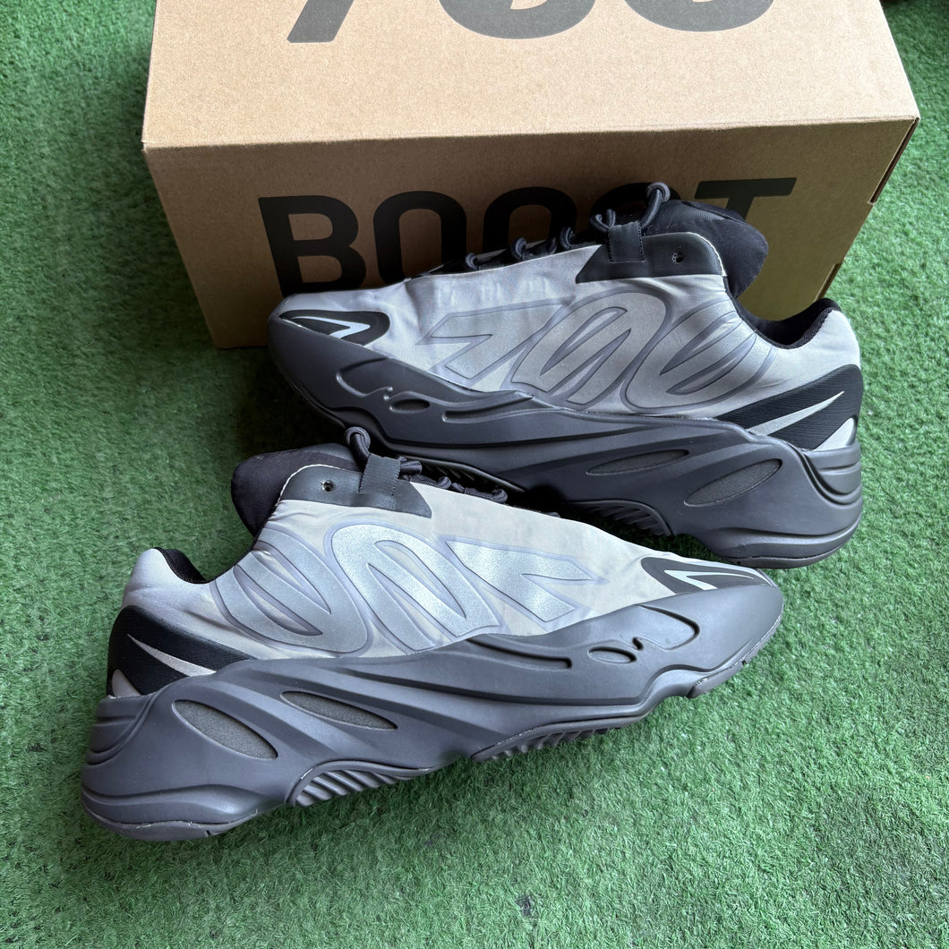Yeezy Metallic MNVN 700s Size 6