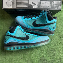 Load image into Gallery viewer, Nike LeBron All Star 7s Size 9
