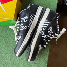 Load image into Gallery viewer, Nike SB Quatersnacks Zebra Low Dunks Size 11

