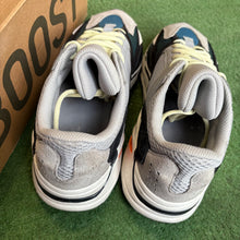 Load image into Gallery viewer, Yeezy Wave Runner 700s Size 8.5
