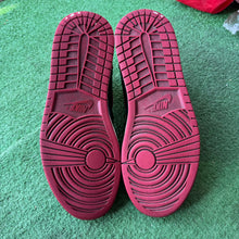 Load image into Gallery viewer, Jordan Banned 1s Size 10.5

