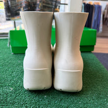 Load image into Gallery viewer, Bottega Veneta Puddle Boots Size 41
