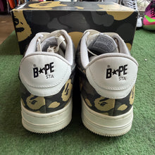 Load image into Gallery viewer, A Bathing Ape Camo Bapestas Size 9
