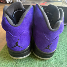 Load image into Gallery viewer, Jordan Alternate Grape 5s Size 9.5
