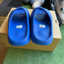 Load image into Gallery viewer, Adidas Yeezy Azure Slides Size 7
