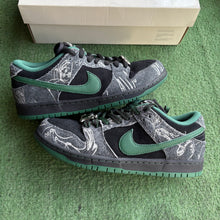 Load image into Gallery viewer, Nike SB There Skateboards Low Dunks Size 8.5
