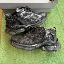 Load image into Gallery viewer, Balenciaga Runners Size 41

