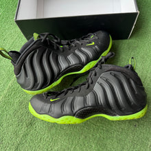 Load image into Gallery viewer, Nike Black Volt Foamposites Size 13
