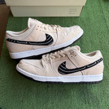 Load image into Gallery viewer, Nike SB Albino &amp; Preto Low Dunks Size 11
