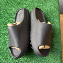 Load image into Gallery viewer, Yeezy Slides Size 13
