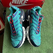 Load image into Gallery viewer, Nike Discover Your Air Air Max Plus Size 9.5
