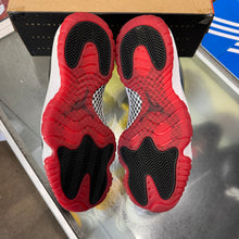 Load image into Gallery viewer, Jordan Bred 11s Size 9.5
