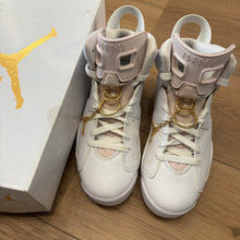 Load image into Gallery viewer, Jordan Gold Hoops 6s Size 6W/4.5M
